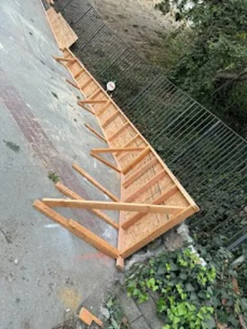 Estructura de madera de una terraza o pérgola fotografiada desde arriba